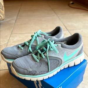 Nike Flex Women's Gray and Teal Athletic Shoe - lightly worn in good condition!